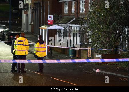 Portland Road, Birmingham, 4. Dezember 2024. Eine große Kette wurde an der Portland Road angebracht, als sie mit der Shireland Road verbunden ist, nachdem ein 20-jähriger Radfahrer am Mittwochabend abgemäht und schwer verletzt wurde. Ein oranges Fahrrad wurde unter einer Bushaltestelle zurückgelassen und ein Polizist wies anderen auf ein weggeworfenes Mitnehmen hin, als weitere vor Ort ankamen. Der 24-jährige Fahrer des Audi, der den Mann traf und vom Tatort floh, wurde später wegen des Verdachts verhaftet, durch gefährliche Fahrten schwere Verletzungen verursacht zu haben. Die Kollision passierte nur Stunden, nachdem ein Mann und ein Teenager auf einen erstochen wurden Stockfoto