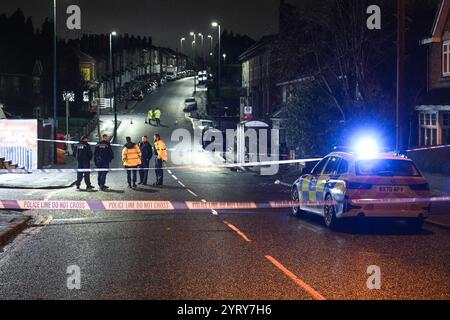 Portland Road, Birmingham, 4. Dezember 2024. Eine große Kette wurde an der Portland Road angebracht, als sie mit der Shireland Road verbunden ist, nachdem ein 20-jähriger Radfahrer am Mittwochabend abgemäht und schwer verletzt wurde. Ein oranges Fahrrad wurde unter einer Bushaltestelle zurückgelassen und ein Polizist wies anderen auf ein weggeworfenes Mitnehmen hin, als weitere vor Ort ankamen. Der 24-jährige Fahrer des Audi, der den Mann traf und vom Tatort floh, wurde später wegen des Verdachts verhaftet, durch gefährliche Fahrten schwere Verletzungen verursacht zu haben. Die Kollision passierte nur Stunden, nachdem ein Mann und ein Teenager auf einen erstochen wurden Stockfoto