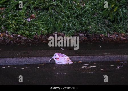 Portland Road, Birmingham, 4. Dezember 2024. Eine große Kette wurde an der Portland Road angebracht, als sie mit der Shireland Road verbunden ist, nachdem ein 20-jähriger Radfahrer am Mittwochabend abgemäht und schwer verletzt wurde. Ein oranges Fahrrad wurde unter einer Bushaltestelle zurückgelassen und ein Polizist wies anderen auf ein weggeworfenes Mitnehmen hin, als weitere vor Ort ankamen. Der 24-jährige Fahrer des Audi, der den Mann traf und vom Tatort floh, wurde später wegen des Verdachts verhaftet, durch gefährliche Fahrten schwere Verletzungen verursacht zu haben. Die Kollision passierte nur Stunden, nachdem ein Mann und ein Teenager auf einen erstochen wurden Stockfoto