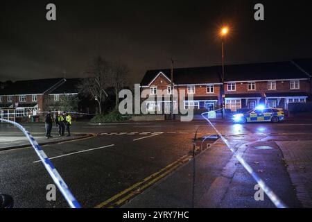 Portland Road, Birmingham, 4. Dezember 2024. Eine große Kette wurde an der Portland Road angebracht, als sie mit der Shireland Road verbunden ist, nachdem ein 20-jähriger Radfahrer am Mittwochabend abgemäht und schwer verletzt wurde. Ein oranges Fahrrad wurde unter einer Bushaltestelle zurückgelassen und ein Polizist wies anderen auf ein weggeworfenes Mitnehmen hin, als weitere vor Ort ankamen. Der 24-jährige Fahrer des Audi, der den Mann traf und vom Tatort floh, wurde später wegen des Verdachts verhaftet, durch gefährliche Fahrten schwere Verletzungen verursacht zu haben. Die Kollision passierte nur Stunden, nachdem ein Mann und ein Teenager auf einen erstochen wurden Stockfoto