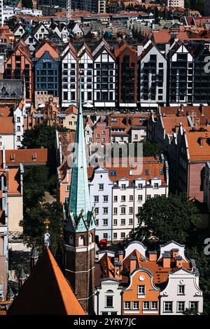Moderne und historische Architektur, die sich in die Skyline von Danzig mit roten Dächern und Türmen einfügt. Pulsierende Stadtlandschaft. Danzig, Polen - 19. Mai 2024 Stockfoto