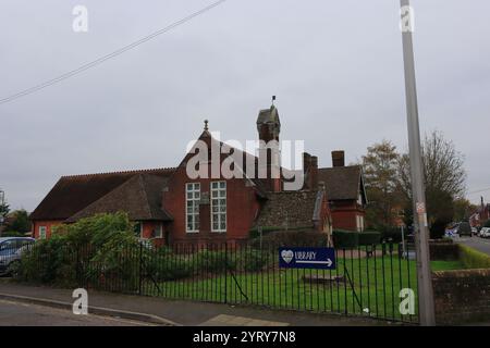 Romsey, Southampton, England. November 2024. Seitenansicht des Bibliotheksgebäudes, früher Teil einer Schule für Jungen. Stockfoto