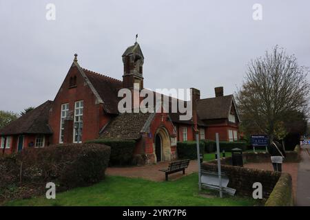 Romsey, Southampton, England. November 2024. Romsey Bibliothek, die Haupteingangsveranda und der Glockenturm. Stockfoto