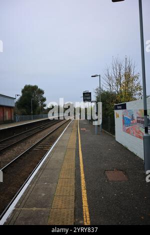 Romsey, Southampton, England. November 2024. Blick auf die Eisenbahnlinie vom Bahnsteig am Bahnhof Romsey. Stockfoto