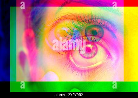 Nahaufnahme eines weiblichen Auges mit lebendigen, psychedelischen Farben und langen Wimpern für einen auffälligen Pop-Art-Effekt Stockfoto