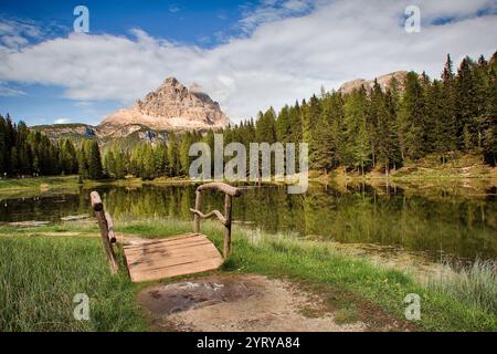 Atemberaubende Landschaft mit einer Holzbrücke, einem ruhigen See und den berühmten Gipfeln der Tre cime di lavaredo in den italienischen dolomiten Stockfoto