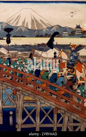 Prozession an der Nihonbashi-Brücke. Farbiges Holzschnitt-Triptychon. Edo-Periode, Japanisch, 1863. Von Utagawa Hiroshige (1826-1869). Die drei Tafeln zeigen die Prozession des Shogun Tokugawa Iemochi, der Edo über die Nihonbashi-Brücke verlässt. Stockfoto