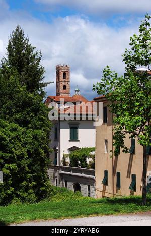 Lucca wunderschönes mittelalterliches historisches Zentrum mit Kirchturm mit Zinnen, von der antiken Stadtmauer aus gesehen Stockfoto