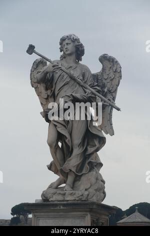 Die Skulptur eines Engels auf der Ponte Sant'angelo, einst die Aelian-Brücke oder Pons Aelius, was die Hadrian-Brücke bedeutet, ist eine römische Brücke in Rom, Italien Stockfoto