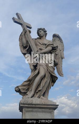 Die Skulptur eines Engels auf der Ponte Sant'angelo, einst die Aelian-Brücke oder Pons Aelius, was die Hadrian-Brücke bedeutet, ist eine römische Brücke in Rom, Italien Stockfoto