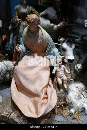 Prunkvolle barocke Krippe, Gips und gemaltes Holz, Rom Italien. 1680 Stockfoto