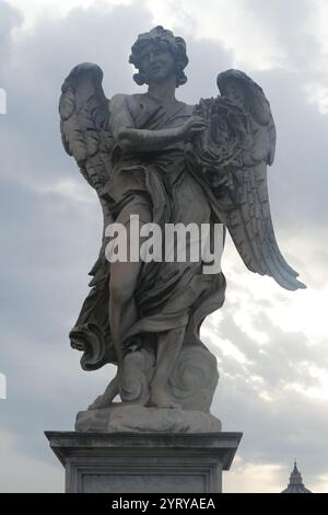 Die Skulptur eines Engels auf der Ponte Sant'angelo, einst die Aelian-Brücke oder Pons Aelius, was die Hadrian-Brücke bedeutet, ist eine römische Brücke in Rom, Italien Stockfoto