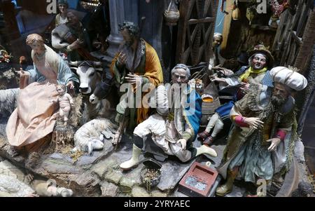 Prunkvolle barocke Krippe, Gips und gemaltes Holz, Rom Italien. 1680 Stockfoto