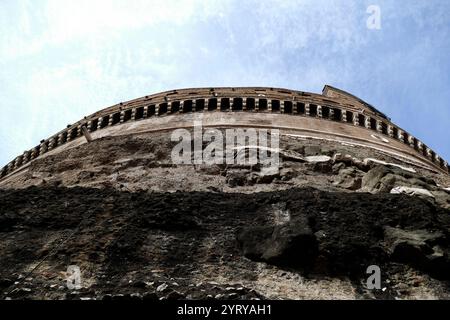 Mausoleum des Hadrian in Rom, bekannt als Castel Sant'Angelo entfernt, wurde ursprünglich von Kaiser Hadrian als Mausoleum für sich und seine Familie in Auftrag gegeben. Anzeige 139 Stockfoto