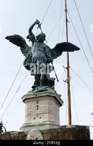 Mausoleum des Hadrian in Rom, bekannt als Castel Sant'Angelo entfernt, wurde ursprünglich von Kaiser Hadrian als Mausoleum für sich und seine Familie in Auftrag gegeben. Anzeige 139 Stockfoto