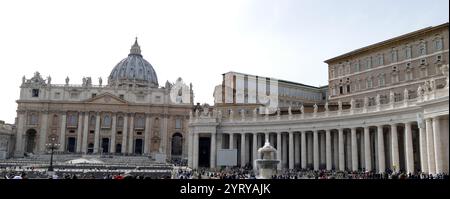 Petersdom, päpstliche Wohnungen und Berninis Kolonnade, Vatikanstadt, Rom von Gian Lorenzo Bernini (1598 - 1680), italienischer Bildhauer und Architekt. Die päpstlichen Wohnungen, die nicht-offiziellen privaten, staatlichen und religiösen Wohnungen, des Apostolischen Palastes in Vatikanstadt. Seit dem 17. Jahrhundert sind die Päpstlichen Wohnungen in seiner religiösen Funktion die offizielle Residenz des Papstes Stockfoto