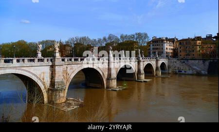 Ponte Sant'angelo, einst die Aelianische Brücke oder Pons Aelius, was die Hadrianbrücke bedeutet, ist eine römische Brücke in Rom Stockfoto