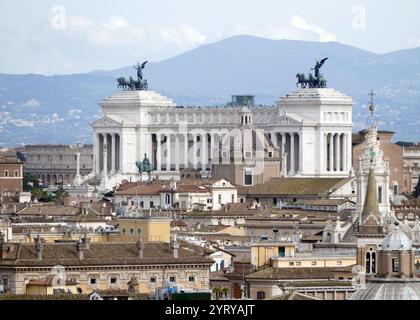 Der Altare della Patria (Altar des Vaterlandes), auch bekannt als Monumento Nazionale a Vittorio Emanuele II. (Nationaldenkmal für Victor Emmanuel II.), erbaut zu Ehren von Victor Emmanuel, dem ersten König des Vereinigten Italien, in Rom, Italien. Das Gebäude wurde 1885 von Giuseppe Sacconi entworfen. Etablierte italienische Bildhauer wie Leonardo Bistolfi und Angelo Zanelli stellten ihre Skulpturen landesweit her. Es wurde 1911 eingeweiht und 1925 fertiggestellt Stockfoto