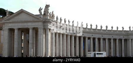 Berninis Kolonnade, Vatikanstadt, Rom von Gian Lorenzo Bernini (1598–1680), italienischer Bildhauer und Architekt Stockfoto