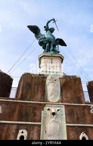 Mausoleum des Hadrian in Rom, bekannt als Castel Sant'Angelo entfernt, wurde ursprünglich von Kaiser Hadrian als Mausoleum für sich und seine Familie in Auftrag gegeben. Anzeige 139 Stockfoto