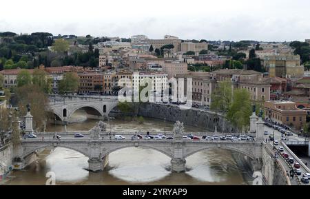 Ponte Principe Amedeo Savoia Aosta (Entfernung) und Ponte Vittorio Emanuele II (Vordergrund) in Rom Stockfoto