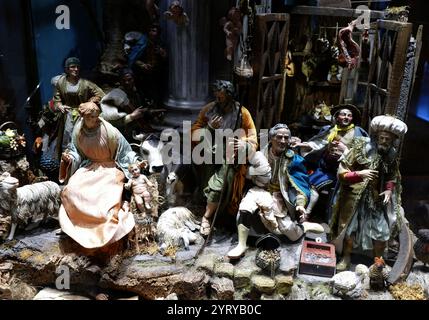 Prunkvolle barocke Krippe, Gips und gemaltes Holz, Rom Italien. 1680 Stockfoto