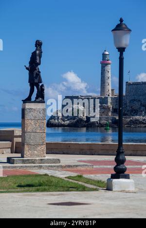 Die Statue von Pierre le Moyne dIberville und der Leuchtturm von Castillo del Morro im Zentrum von La Habana, Havanna, Kuba Stockfoto