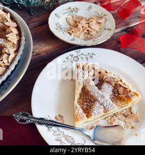 Hausgemachte Weihnachtstorte mit Beerenmarmelade auf hölzernem Hintergrund. Linzer Tarte, österreichisches Dessert. Weihnachtszeit. Direkt darüber. Stockfoto