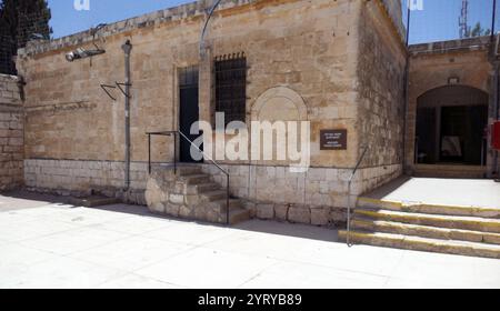 Museum der unterirdischen Gefangenen in Jerusalem, Israel, zum Gedenken an die Aktivitäten des jüdischen Untergrunds (Haganah, Irgun und Lehi) während der Zeit vor der Gründung des Staates Israel. Das Museum befindet sich in der MISH'ol HaGvura Straße in einem Gebäude im russischen Gelände, das als zentrales Gefängnis der britischen Mandatsbehörden diente. Das Gebäude wurde gegen Ende der Osmanischen Zeit als Heim für christliche Pilger errichtet, als die europäischen Mächte versuchten, ihren Einfluss auf Palästina zu stärken. Stockfoto