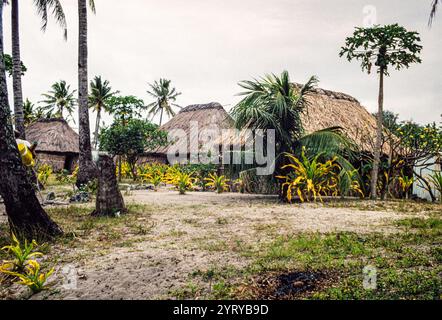 Blick auf Yasawa-i-Rara, ein abgelegenes Dorf auf den Yasawa-Inseln in Fidschi. Archivfoto aus dem Jahr 1991, das die traditionellen strohgedeckten Häuser zeigt, die Buren im Dorf genannt werden. Stockfoto