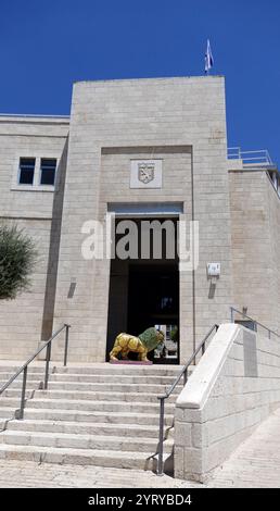 Die Büros des Bürgermeisters von Jerusalem; Gemeinde von Jerusalem, im Bezirk Jerusalem. Die Stadtverwaltung ist in den Büros des Bürgermeisters von Jerusalem untergebracht, einem Gebäudekomplex, der in den 1990er Jahren um den Safra-Platz im Daniel-Garten angelegt wurde. Es vereint alle Aktivitäten der Gemeinde, die sich zuvor in 32 verschiedenen Gebäuden in der Stadt befanden. Mitte der 1980er Jahre wurde der Standort der städtischen Gemeindeämter gewählt, da er das Zentrum der Stadt zwischen Ost und West, nahe der Altstadt und der historischen Hauptstraße der Stadt, J, war Stockfoto