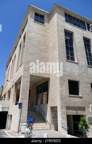 Die Büros des Bürgermeisters von Jerusalem; Gemeinde von Jerusalem, im Bezirk Jerusalem. Die Stadtverwaltung ist in den Büros des Bürgermeisters von Jerusalem untergebracht, einem Gebäudekomplex, der in den 1990er Jahren um den Safra-Platz im Daniel-Garten angelegt wurde. Es vereint alle Aktivitäten der Gemeinde, die sich zuvor in 32 verschiedenen Gebäuden in der Stadt befanden. Mitte der 1980er Jahre wurde der Standort der städtischen Gemeindeämter gewählt, da er das Zentrum der Stadt zwischen Ost und West, nahe der Altstadt und der historischen Hauptstraße der Stadt, J, war Stockfoto