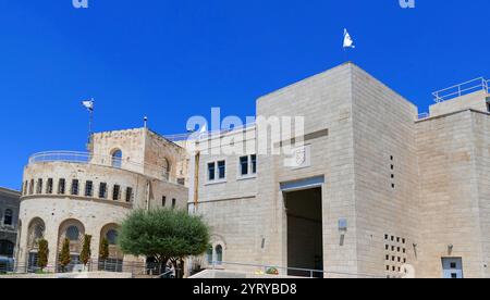 Die alten Büros des Bürgermeisters von Jerusalem; Gemeinde von Jerusalem, im Bezirk Jerusalem. Die Mauern sind durch Schussspuren aus den Kriegen von 1948 und 1967 vernarbt. Stockfoto