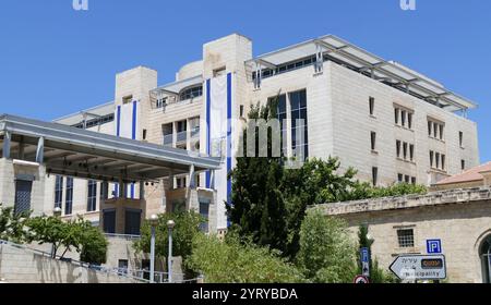 Die Büros des Bürgermeisters von Jerusalem; Gemeinde von Jerusalem, im Bezirk Jerusalem. Die Stadtverwaltung ist in den Büros des Bürgermeisters von Jerusalem untergebracht, einem Gebäudekomplex, der in den 1990er Jahren um den Safra-Platz im Daniel-Garten angelegt wurde. Es vereint alle Aktivitäten der Gemeinde, die sich zuvor in 32 verschiedenen Gebäuden in der Stadt befanden. Mitte der 1980er Jahre wurde der Standort der städtischen Gemeindeämter gewählt, da er das Zentrum der Stadt zwischen Ost und West, nahe der Altstadt und der historischen Hauptstraße der Stadt, J, war Stockfoto