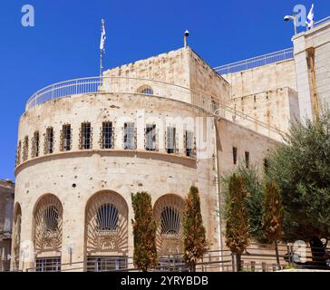 Die alten Büros des Bürgermeisters von Jerusalem; Gemeinde von Jerusalem, im Bezirk Jerusalem. Die Mauern sind durch Schussspuren aus den Kriegen von 1948 und 1967 vernarbt. Stockfoto