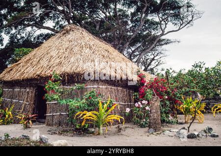 Blick auf Yasawa-i-Rara, ein abgelegenes Dorf auf den Yasawa-Inseln in Fidschi. Archivfoto aus dem Jahr 1991, das die traditionellen strohgedeckten Häuser zeigt, die Buren im Dorf genannt werden. Stockfoto