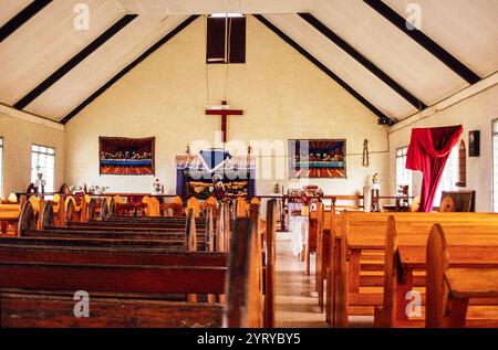 Blick auf die Kirche in Yasawa-i-Rara, einem abgelegenen Dorf auf den Yasawa-Inseln in Fidschi, Archivfoto aus dem Jahr 1991. Das Innere des Kirchengebäudes. Stockfoto