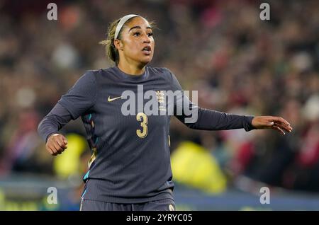 Sheffield, Großbritannien. Dezember 2024. Gabby George aus England während des internationalen Freundschaftsspiels in der Bramall Lane, Sheffield. Der Bildnachweis sollte lauten: Andrew Yates/Sportimage Credit: Sportimage Ltd/Alamy Live News Stockfoto