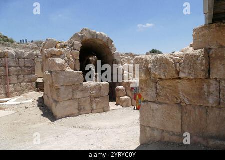 Ruinen des römischen Amphitheaters, Bayt Jibrin (Beit Guvrin), Israel. Im 8. Jahrhundert v. Chr. war das Dorf Teil des Königreichs Juda. Nach den Wirren des ersten jüdisch-römischen Krieges und dem Aufstand in Bar Kokhba wurde die Stadt unter dem Namen Eleutheropolis zu einer blühenden römischen Kolonie und einem wichtigen Verwaltungszentrum. Das Gelände wurde 1863 von Victor Guerin ausgegraben. Stockfoto