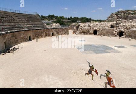 Ruinen des römischen Amphitheaters, Bayt Jibrin (Beit Guvrin), Israel. Im 8. Jahrhundert v. Chr. war das Dorf Teil des Königreichs Juda. Nach den Wirren des ersten jüdisch-römischen Krieges und dem Aufstand in Bar Kokhba wurde die Stadt unter dem Namen Eleutheropolis zu einer blühenden römischen Kolonie und einem wichtigen Verwaltungszentrum. Das Gelände wurde 1863 von Victor Guerin ausgegraben. Stockfoto