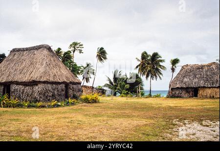 Blick auf Yasawa-i-Rara, ein abgelegenes Dorf auf den Yasawa-Inseln in Fidschi. Archivfoto aus dem Jahr 1991, das die traditionellen strohgedeckten Häuser zeigt, die Buren im Dorf genannt werden. Stockfoto