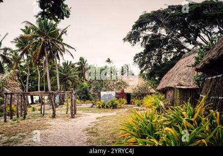 Blick auf Yasawa-i-Rara, ein abgelegenes Dorf auf den Yasawa-Inseln in Fidschi. Archivfoto aus dem Jahr 1991, das die traditionellen strohgedeckten Häuser zeigt, die Buren im Dorf genannt werden. Stockfoto