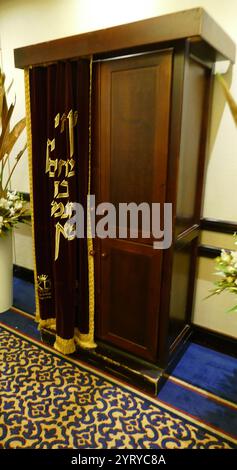 Eine Arche für Tora rollt in einer Synagoge in Jerusalem, Israel Stockfoto