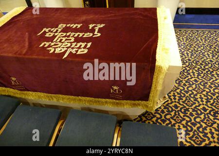 Ein Tischtuch für Tora rollt in einer Synagoge in Jerusalem, Israel Stockfoto