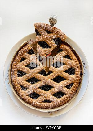 Hausgemachte Torte mit Beerenmarmelade auf weißem Hintergrund. Linzer Tarte, österreichisches Dessert. Direkt darüber. Stockfoto