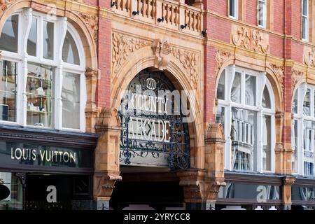 Leeds England: 3. Juni 2024: Historische Architektur der County Arcade mit Luxusgeschäften im Stadtzentrum von Leeds Stockfoto
