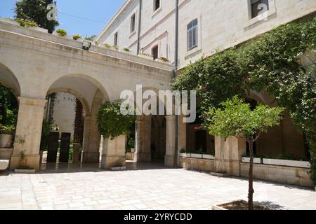 Die Kirche der Flagellierung ist eine römisch-katholische Kirche und christliche Wallfahrtsstätte im muslimischen Viertel der Altstadt von Jerusalem. Der Überlieferung nach ist in der Kirche der Ort verankert, an dem Jesus Christus vor seiner Reise über die Via Dolorosa nach Kalvaria von römischen Soldaten ausgepeitscht wurde. Josephus bezeugt, dass die römischen Statthalter ihre Urteile auf dem Pflaster unmittelbar vor dem Pflaster vollzogen und die schuldig gewordenen dort ausgepeitscht haben. Die ursprüngliche Kirche wurde von den Kreuzfahrern erbaut. Die heutige Kirche wurde zwischen 1928-29 fertiggestellt und war ein vollständiger Wiederaufbau, ausgeführt Stockfoto