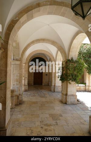 Die Kirche der Flagellierung ist eine römisch-katholische Kirche und christliche Wallfahrtsstätte im muslimischen Viertel der Altstadt von Jerusalem. Der Überlieferung nach ist in der Kirche der Ort verankert, an dem Jesus Christus vor seiner Reise über die Via Dolorosa nach Kalvaria von römischen Soldaten ausgepeitscht wurde. Josephus bezeugt, dass die römischen Statthalter ihre Urteile auf dem Pflaster unmittelbar vor dem Pflaster vollzogen und die schuldig gewordenen dort ausgepeitscht haben. Die ursprüngliche Kirche wurde von den Kreuzfahrern erbaut. Die heutige Kirche wurde zwischen 1928-29 fertiggestellt und war ein vollständiger Wiederaufbau, ausgeführt Stockfoto