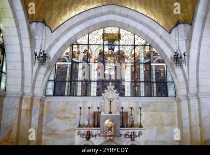 Die Kirche der Flagellierung ist eine römisch-katholische Kirche und christliche Wallfahrtsstätte im muslimischen Viertel der Altstadt von Jerusalem. Der Überlieferung nach ist in der Kirche der Ort verankert, an dem Jesus Christus vor seiner Reise über die Via Dolorosa nach Kalvaria von römischen Soldaten ausgepeitscht wurde. Josephus bezeugt, dass die römischen Statthalter ihre Urteile auf dem Pflaster unmittelbar vor dem Pflaster vollzogen und die schuldig gewordenen dort ausgepeitscht haben. Die ursprüngliche Kirche wurde von den Kreuzfahrern erbaut. Die heutige Kirche wurde zwischen 1928-29 fertiggestellt und war ein vollständiger Wiederaufbau, ausgeführt Stockfoto