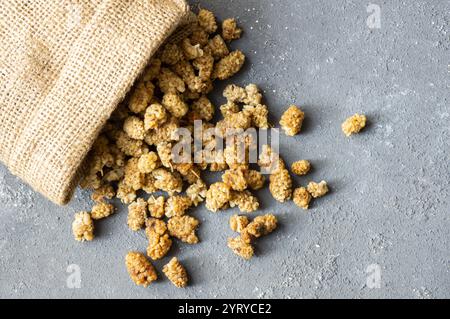 Getrocknete weiße Maulbeerfrüchte auf rustikalem Hintergrund, gesunde Snackfrucht, Konzept der Nüsse Stockfoto